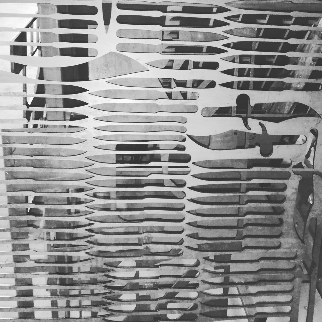 лист стали из которого вырезаны ножи для метания