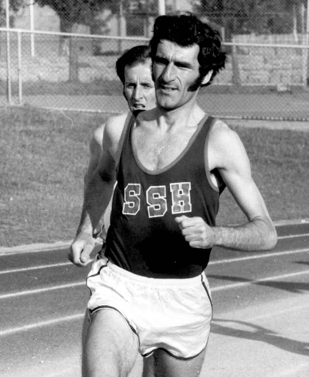 Дерек Клейтон в майке с логотипом клуба - St Stephens Harriers. Австралия, Мельбурн, 1967.