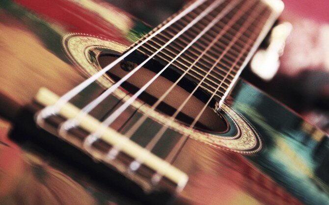 За небольшое время вы можете научиться ставить аккорды и  играть основные бои и переборы . Но чтобы у вас всё получилось , должно быть терпение и время .