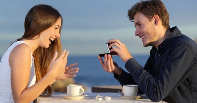 Женщины более загадочны и непредсказуемы, нежели мужчины. Но и говорить о представителях сильного пола как о существах, в поведении которых всё понятно, очевидно и просчитываемо на четырнадцать ходов вперёд, тоже немалое преувеличение.Будь распространённое женское представление о мужчинах как о практически одноклеточных существах, движимых одними инстинктами и чудом проявляющих признаки мыслительной деятельности, справедливо, не возникало бы у женщин почти панической неуверенности в себе по вопросу "как же мне узнать, у него ко мне серьёзные чувства или нет?". Этот вопрос тем мучительнее и загадочнее для женщины, чем больше ей нравится мужчина. И вся прекрасная половина человечества в целом и каждая женщина в отдельности стремится определить некий набор признаков, по которому можно было сказать: да, вот этот мужчина готов к серьёзным отношениям и хочет их, вот этот пока в раздумьях, а от этого ничего серьёзного и ждать не нужно.  Сложность-то в том, что, во-первых, мужчины в каждом отдельном случае редко, но всё-таки бывают непредсказуемы, во-вторых, некоторые считающиеся общепризнанными симптомы серьёзных отношений со стороны мужчины таковыми являются всё реже и реже. Взять хотя бы пресловутое знакомство с родителями: это раньше, лет как минимум двадцать пять назад, для мужчины познакомить свою пассию с родителями было ответственным шагом, многократно взвешенным и свидетельствующим о высоком статусе своего отношения к женщине. Ныне же всё гораздо проще: все привыкли к свободному характеру отношений между мужчиной и женщиной, то, что за год может смениться несколько "отношений", уже если и не признано нормальным, то и не шокирует. Сейчас мужчина, особенно если он не достиг ещё, скажем, тридцатилетнего возраста, в большинстве случаев знакомит свою возлюбленную с родителями не потому, что уже готов на ней жениться, а из-за постоянных обеспокоено-обиженных разговоров своей мамы о том, что "мне же интересно, с кем ты встречаешься...". И уж тем более не является свидетельством настоящей любви со стороны мужчины то, что он не обрывает на полуслове сладкие фантазии женщины о том, сколько у них будет детей и как их будут звать. Фантазии в отношениях это вообще исконно женское дело, мужчины ради своего спокойствия предпочитают просто не мешать им. Тем не менее, существует всё-таки ряд признаков, согласно которым большинство (подчёркиваем - большинство, за всех ручаться нельзя) мужчин относятся к своей избраннице серьёзно и ответственно.