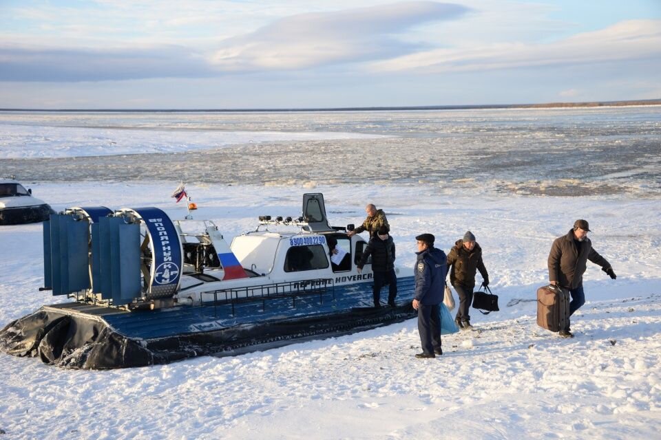 Транспортные лабытнанги. Паромная переправа Салехард Лабытнанги. Переправа Салехард Лабытнанги. Переправа Обь Салехард Лабытнанги. Паром Салехард Лабытнанги.