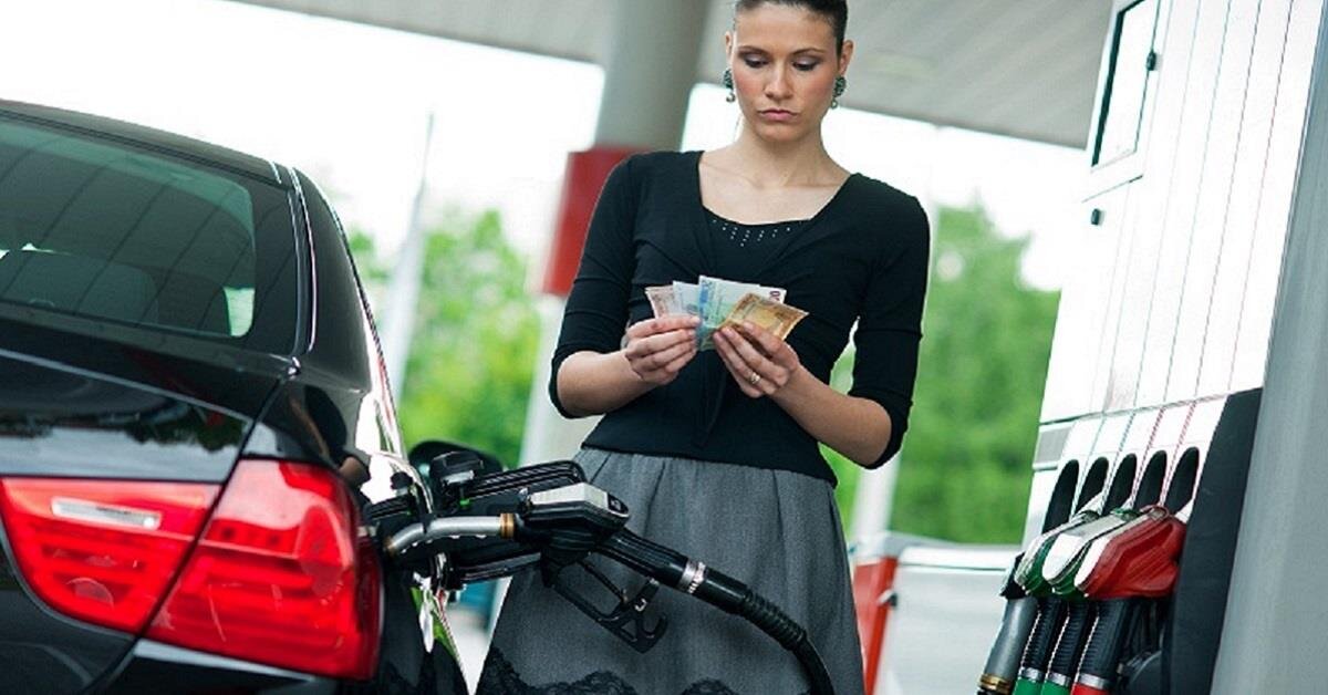   Практически каждый автолюбитель уверен, что на заправках ему не доливают топливо в бак. И не смотря на современные топливораздаточные колонки с особой компьютерной защитой, некоторые умельцы умудряются обмануть наивного потребителя.