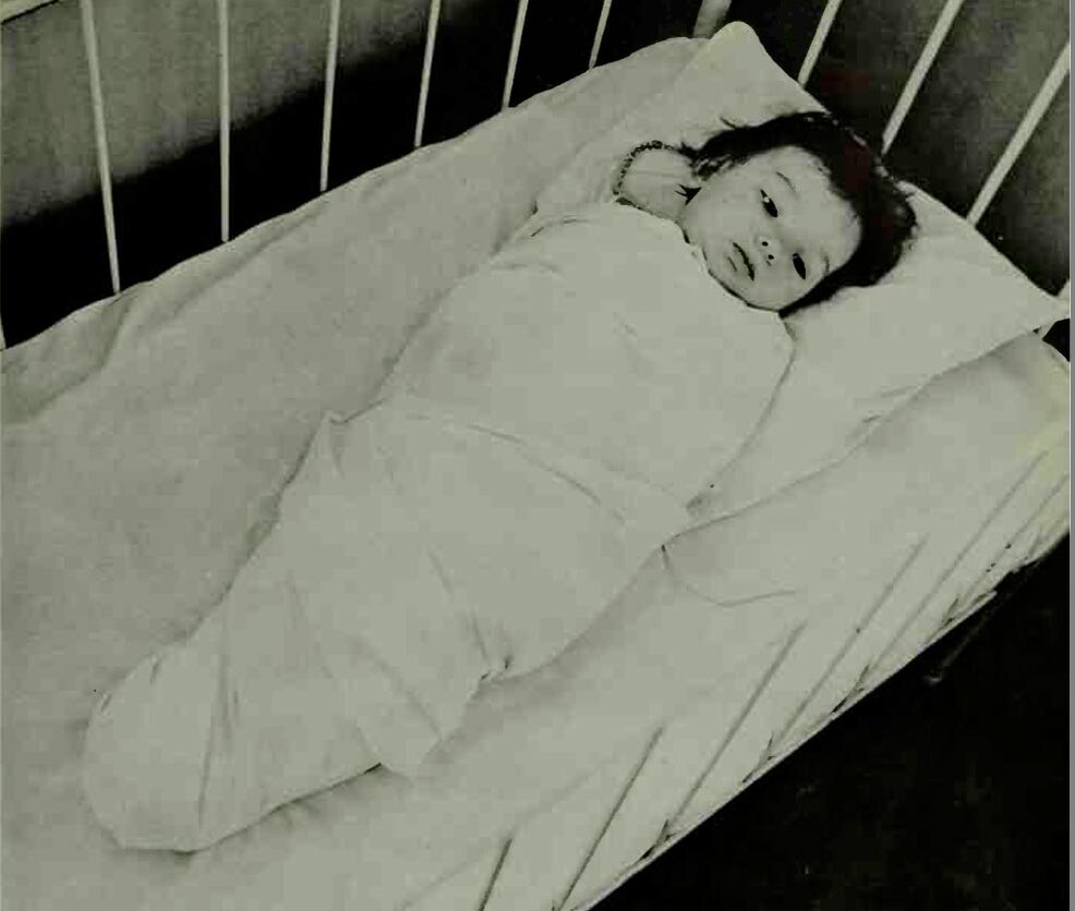 Если жизнь советского ребенка начиналась в роддоме, то продолжалась она зачастую в яслях. На фото маленький мальчик, пребывающий в этом заведении, покуда его мать занята на работе. Кстати, ясли это не простые, а «ведомственные», куда принимали только детей железнодорожников. Фото сделано в Сталинграде.