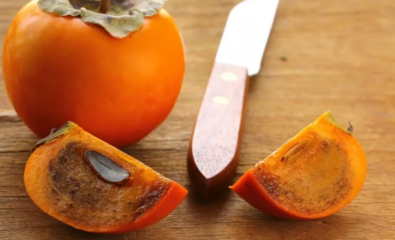 Зима - сезон хурмы, и люди набрасываются на эту ягоду не щадя кошелька своего, и считают что получают пользу от нее, однако мало кто задумывается, что она кроме пользы несет вред, особенно для людей с хроническими заболеваниями.