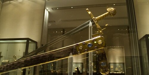 Витрина в Лувре