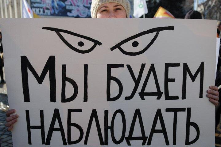  
О результатах работы Валентина Коновалова на таком высоком посту, как руководитель Хакасии, можно будет говорить не раньше, чем через год или два. Такое мнение высказал политолог Роман Смирнов, комментируя итоги национального рейтинга губернаторов по итогам 2018 года.

Итоговое исследование, посвященное оценке деятельности глав субъектов Российской Федерации, опубликовал Центр информационных коммуникаций «Рейтинг». С его результатами как и всегда познакомился корреспондент 19rus.info.

Хронологические рамки рейтинга охватывают весь прошлый год, но в нем оцениваются только те главы регионов, которые находятся на своем посту на момент публикации исследования. Например, Валентин Коновалов руководит республикой лишь последние полтора месяца, но именно он и замыкает череду губернаторских смен в регионе. Потому оценивали эксперты именно его.

Вообще, если рейтинговую ситуацию применить к Хакасии, то ее можно назвать уникальной в трех итоговых таблицах подряд фигурируют разные фамилии.

Напомним, по итогам 2017 года еще не забытый Хакасией Виктор Зимин в нацрейтинге был на последней, 85 строчке. Плачевные и совсем неперспективные для хакасского губернатора итоги составители рейтинга в том числе связали с «не совсем адекватной стратегией». Первые два месяца не поменяли положение главы Хакасии - он все оставался на списочном дне. Май-июнь - и все то же последнее место. Июль-август несколько исправили его положение, но лишь на две позиции.

По итогам сентября-октября национальный рейтинг губернаторов был составлен уже без упоминания в нем Виктора Зимина - тот не только сошел с выборной дистанции, но и с губернаторской должности. Его место как в сером доме, так и в рейтинге занял врио главы Хакасии Михаил Развожаев, который с 3 октября был на месяц сослан в регион. Михаилу Развожаеву по итогам очередного исследования отвели ту же незавидную позицию, что регулярно занимал и Виктор Зимин - последнюю.

Развожаев занял не только кресло Зимина, но и его последнее место в рейтинге

Валентин Коновалов, победивший на выборах 11 ноября, и возглавляя регион полтора месяца, также занял 85 строчку. Другого результата для новенького руководителя, к тому же в условиях оценки за весь прошлый год, ожидать не пришлось.

Рейтинговый результат, а также само становление Валентина Коновалова как губернатора прокомментировал политолог, член Российской ассоциации политических консультантов (РАПК), член избирательной ассоциации политтехнологов (ИЗБАСС), член правления ассоциации политических юристов Роман Смирнов:

    "Республика Хакасия подошла к концу года в достаточно сложной ситуации. В регионе на данный момент продолжает действовать федеральное прямое финансовое управление: республика является банкротом. И хотя врио губернатора Михаил Развозжаев, до передачи власти Валентину Коновалову успел подготовить для территории достаточно неплохую финансовую подушку, обеспечив за счет своих возможностей разрешение ряда финансовых проблем на уровне муниципальных образований, что будет происходить в ближайшее время при вновь избранном губернаторе, оценивать тяжело.

    Валентин Коновалов не принадлежит к серьезным элитам центрального или даже регионального уровня. К тому же он представляет партию, которая является парламентской оппозицией, и которая своей идеологией никогда не заявляла развитие экономики с точки зрения развития предпринимательства, инвестиций и так далее. КПРФ всегда делала упор на социальную сферу, саму по себе расходную для бюджета.

    Правда, надо заметить, до сих пор сказывается определенный эффект «медового месяца» для избирателей, значительная часть населения поддерживает приход к власти представителя КПРФ. Новый губернатор, в свою очередь, каких-то ярких радикальных, серьезных решений пока не принимает, пытается решать кадровый вопрос.

    Оно и понятно. Готовность этого кандидата к победе, мягко говоря, была ниже среднего. Помогающим в избрании фактором стали протестные настроения в республике, связанные пенсионной реформой, другими раздражающими факторами. Коновалов, в общем-то, воспользовался ситуацией. Многие его изначально не воспринимали, как серьезного кандидата.

    Если подводить некие промежуточные итоги, то можно отметить, что сегодня здесь пожинают плоды тех удачных, на мой взгляд, решений, которые были сделаны в рамках предыдущей избирательной кампании врио губернатора Развозжаева: федеральный центр дал деньги, были разблокированы муниципальные счета и тому подобное. Сумеет ли воспользоваться этими достижениями правильно Валентин Коновалов? Удастся ли ему найти поддержку местных элит, и серьезных финансово-промышленных групп, скорее всего не знает и сам глава республики. Человек он молодой, опыт руководства на таком уровне у него мизерный.

    Очень многое будет зависеть от того, насколько адекватных людей Коновалов соберет в команду, которая будет помогать ему выстраивать отношения, принимать правильные решения, встроиться в действующую политическую систему. Сегодня краевые департаменты «обесточены» - с уходом врио губернатора достаточно большой состав чиновников предпочел ретироваться, понимая, что складывается совершенно другая политическая парадигма, приходит другой лидер с другими стандартами, вопросами, а люди не хотят каких-то необоснованных рисков, в частности, неминуемого увольнения - во власти фактор лояльности и доверия играет достаточно значимую серьезную роль.

    О каких-то результатах на столь высоком посту как руководитель республики, можно будет говорить не раньше, чем через год или два. Но, учитывая оппозиционность нового губернатора, можно предположить, что нынешнему руководству республики придется испытать большое давление федерального центра, региональных элит. Это будет не самая простая роль и для того, кто будет назначен руководить в регионе внутренней политикой. Научиться выстраивать конструктивные отношения в экономической ситуации с политическими оппонентами - очень непросто.

    При этом потенциал у республики есть и неплохой. Хакасия известна замечательными туристическими ландшафтами. Здесь есть перспективы для развития алюминиевой промышленности. Хотелось бы надеяться, что все будет у республики хорошо, потому что, на мой взгляд, люди там живут достаточно адекватные, энергичные. Сибиряки другими и не могут быть. Поэтому и с точки зрения человеческого ресурса перспективы большие. Получится ли у новой власти обратить их в неоспоримый капитал - затрудняюсь сказать: парламентская оппозиция с учетом ее настроя на социальную часть всегда немного черная кошка в черном мешке. Что они будут делать в реальной экономике - угадать трудно".

