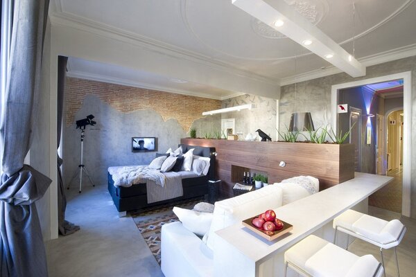 Квартира холостяка 35 м²: мебель в центре и прозрачный санузел