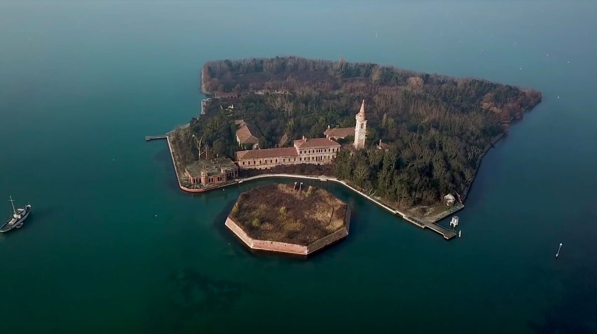 Города находящиеся на островах. Остров Повеглия. Остров Повелья Италия. Повелья Венеция. Заброшенный остров в Италии Повелья.