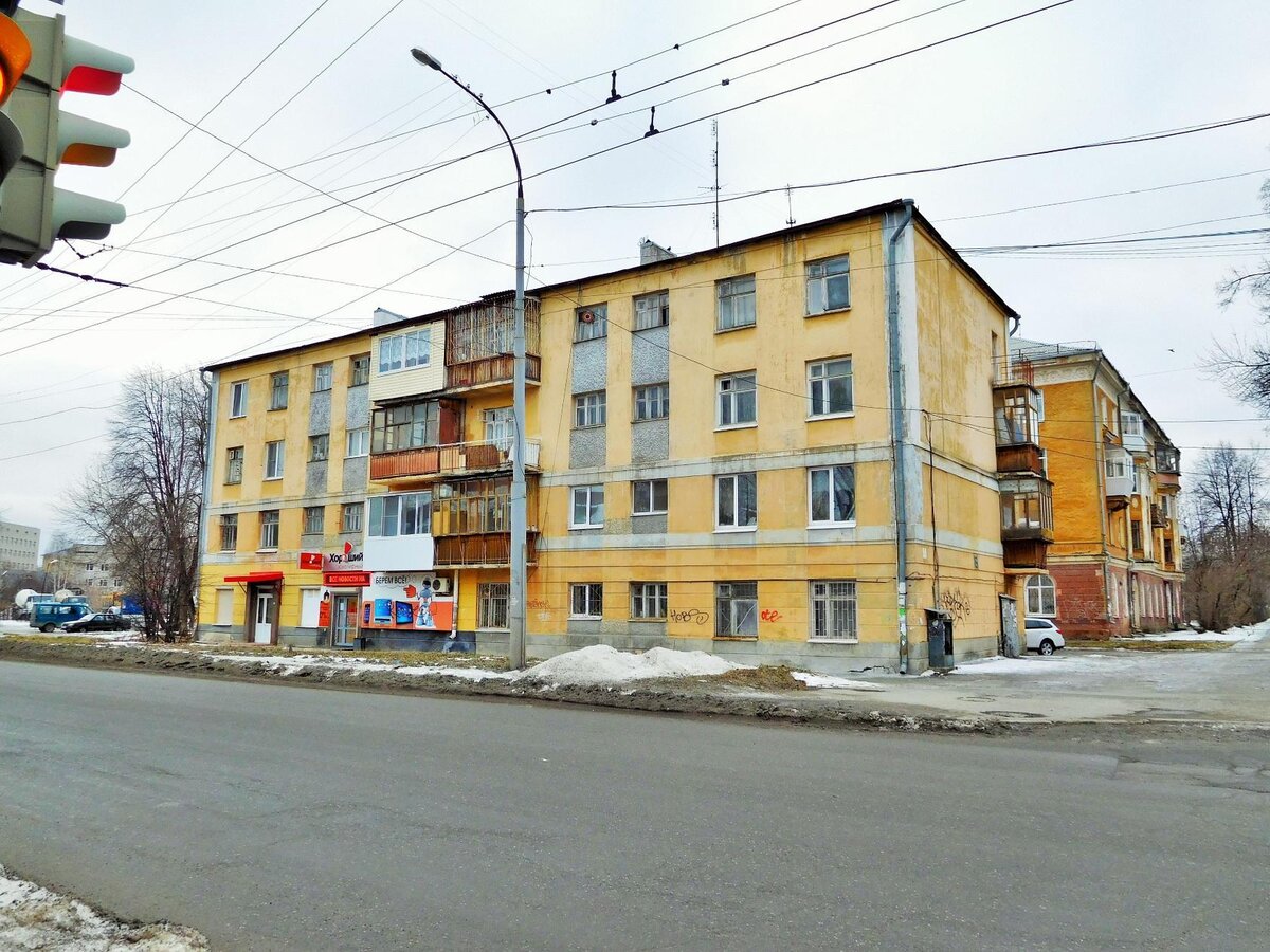 Уралмаш х. Екб район уралмаш. Екатеринбург уралмаш ночью. Памятники уралмаш заводу. Микрорайон уралмаш.