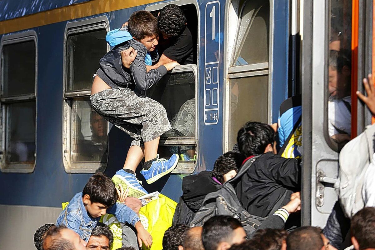 Мигранты штурмуют вагон на будапештском вокзале Келети