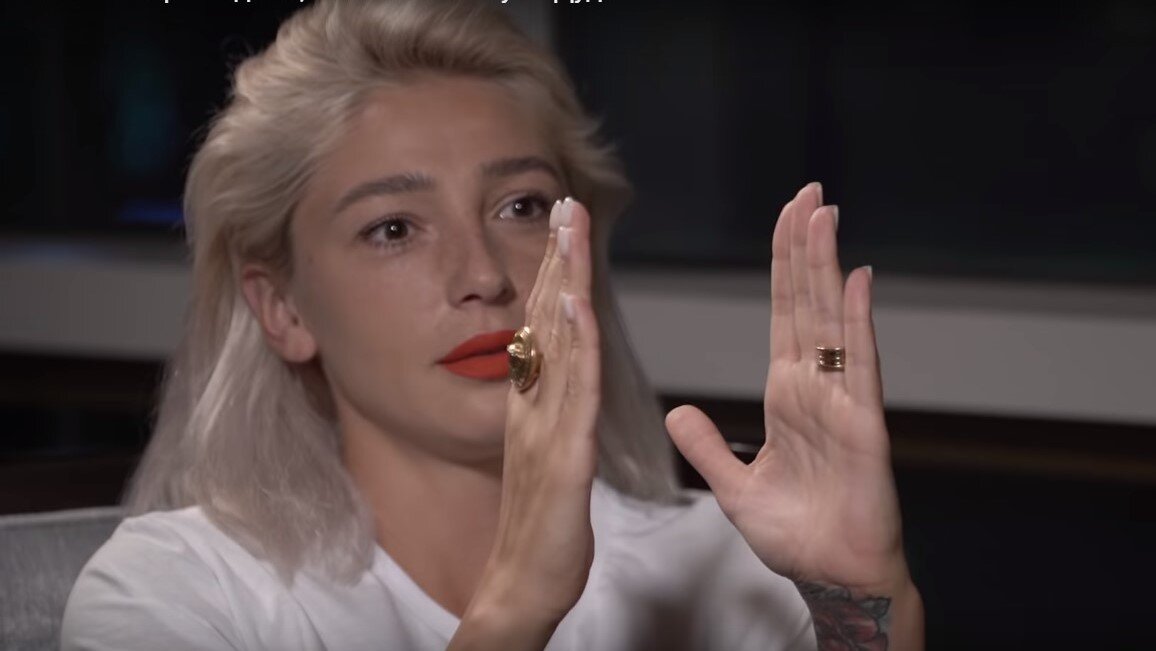 Угадайте, размер чего показывает Анастасия?