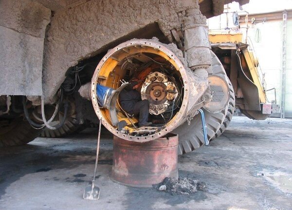 Так называемая "труба" место где располагается двигатель.