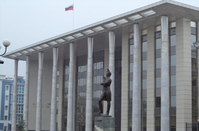 Это не театр в Краснодаре! Это здание Прокуратуры! А здание суда еще больше и прекраснее. 