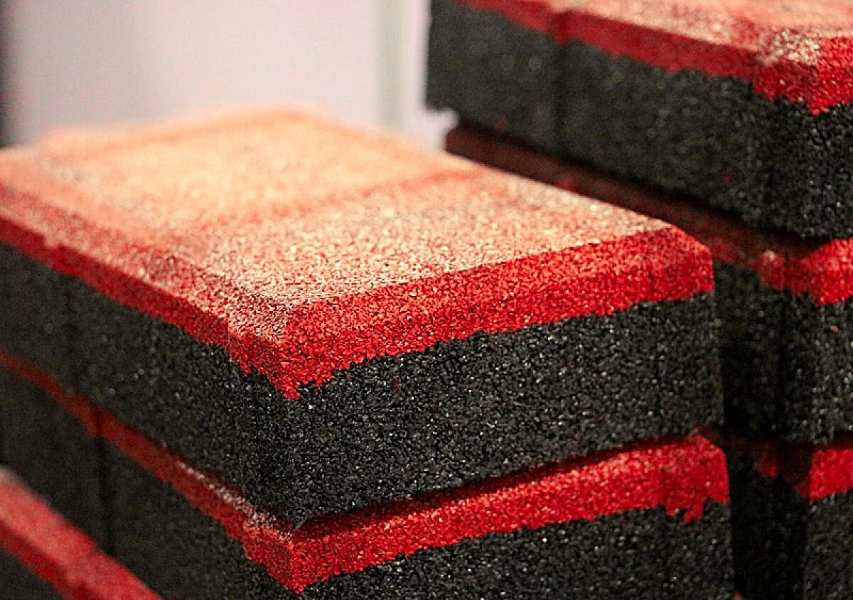 Чем отличается резиновая плитка от обычной тротуарной?