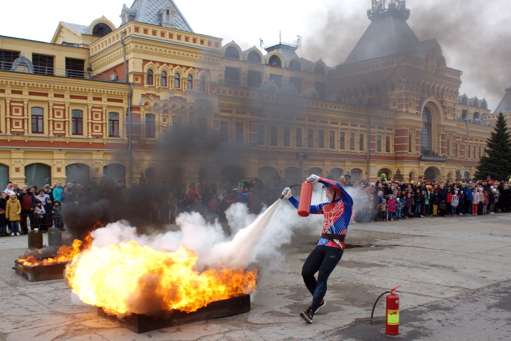 Это звук не спутать ни с чем. Скрежет, удар. Так могут биться только автомобили, но и хрен бы с ними, но внутри люди. Они сошлись в лобовую, один из автомобилей загорелся. Пострадавшие оказались заблокированными внутри. На помощь выдвинулись оперативные службы, задача которых в максимальные сроки оказать всю необходимую помощь. Это легенда, по которой проводились показательные занятия МЧС России по Нижегородской области. Пострадавшим была оказана помощь, автомобили убраны, и жизнь продолжилась. Это все го лишь игра, но которая так похожа на обычную жизнь.