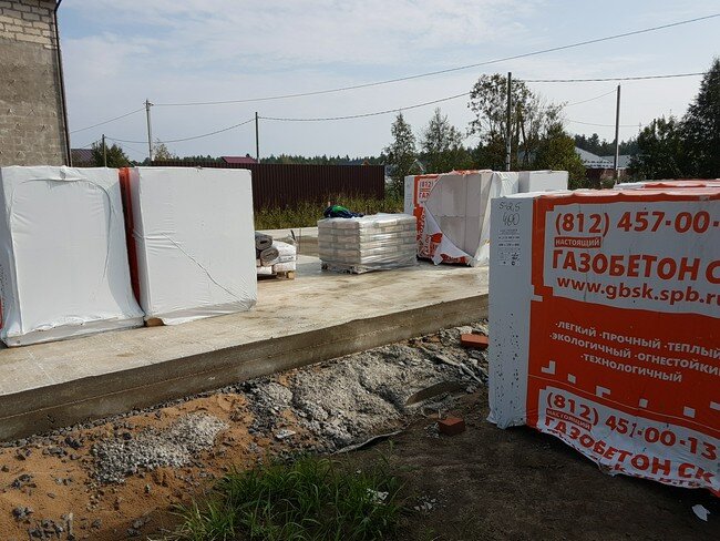 блоки заняли получастка, размещение стройматериалов лучше планировать заранее, что и где будет стоять для оптимизации и удобства стройки.