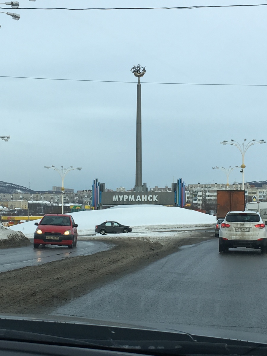 Въезд в город. На машине от аэропорта минут 20))