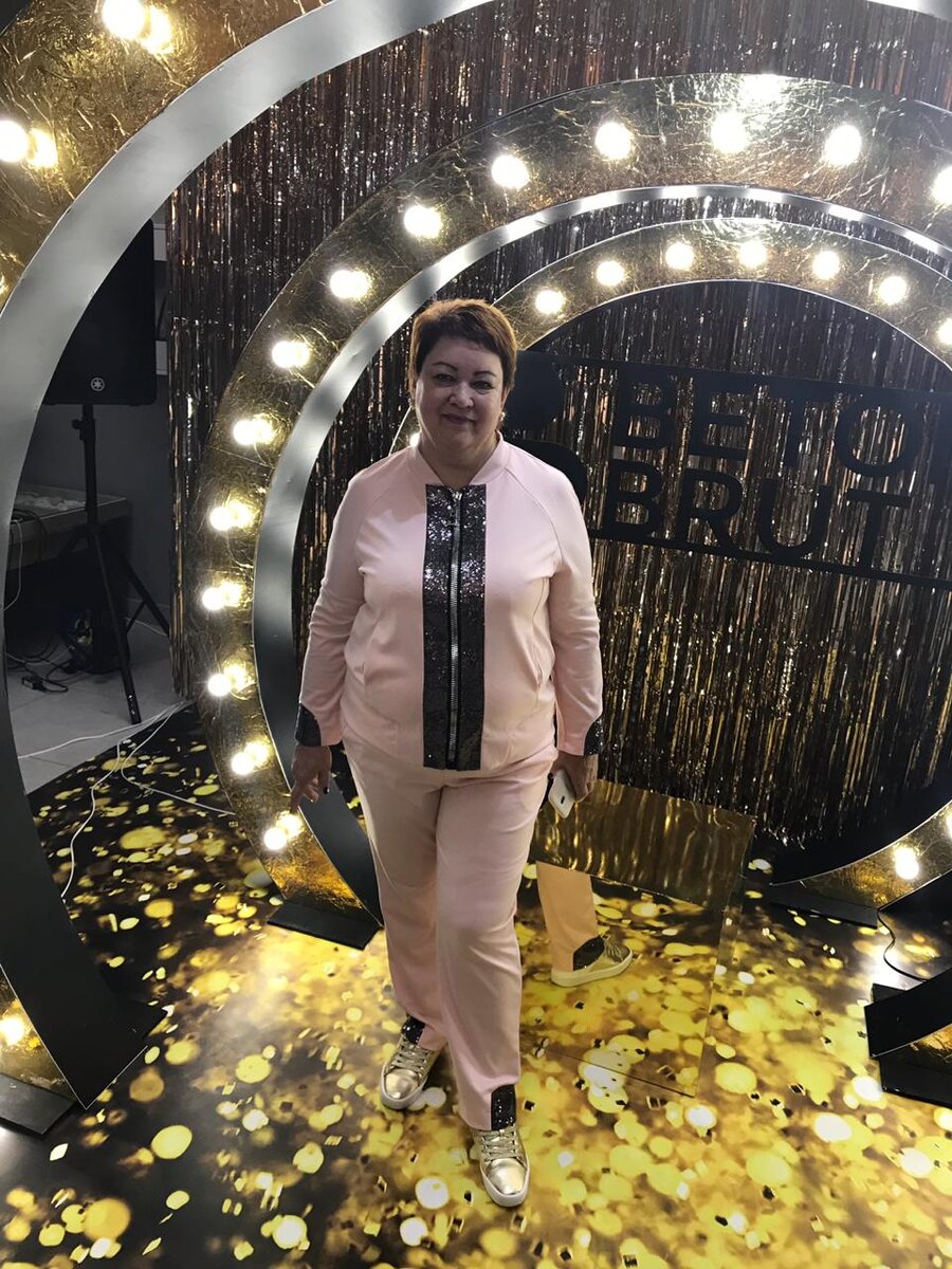 Поехали на отдых на 5 дней в НОВЫЙ ГОД! Отлично провели время! Вкусная кухня в ресторанах,приличный Шведский стол с включением Пива и ВИНА!  НО!!! Не работал Телевизор , интернет так и отсутствовал все 5 дней! Отсутствовал даже Wi-fi ???В наше время,когда без интернета уже не возможна жизнь,это просто РАЗОЧАРОВАНИЕ! Погода в конце декабря и начале января в ВИТЯЗЕВО плохая...мелкие пронизывающие,нудные дожди,льют днем и ночью.НЕ взяли с собой дождевики,но все равно гуляли,Сам отель BETON BRUT 4 довольно высоко расположен над уровнем моря ,поэтому с высоты отличный вид на море,хотя не очень удобно заезжать в отель(очень крутой поворот) и возвращаться после прогулок,море находиться в шаговой доступности мин 20-25,НО!!! вся прибрежная территория перегорожена коттеджами и отелями,что мы кое-как нашли выход к морю.Песчанные дюны,огромное количество выброшенных на берег раковин РАПАН (в начале января они были все отполированы идеально!),ни каких водорослей,наростов ,идеальный Розово-Оранжевый цвет! Конечно,я не удержалась и набрала себе в карман!Теперь про сам номер в отеле... телевизор( раз 5 ходила на ресепшн с просьбой- подключить телевизор и интернет,но безрезультатно.) Ужасные , огромные и жёсткие подушки Не морской отель( далеко море, хоть и организован трансфер,идти не комфортно по тропинке между отелей Маленькая детская площадка,есть на прокат вело и самокаты, но кататься особо негде, только перед входом в отель(по склону,особенно ребёнку, не безопасно) Анимация была неплохая! Но,это был НОВЫЙ ГОД! Народу было очень много,шум,суета,полный бассейн и бардак в столовой. Может, в выходные другая картина, конечно, но среди недели - скукота  Отель хоть и новый, но уже ушатан- например в нашем номере не работал телевизор, душ, кабинка не закрывалась...Номера в новом отеле ,сделанные с особым дизайнерским ремонтом не видят должного ухода! Сделала вывод: Хозяину наплевать на поддержание надлежащего имиджа для отеля 4 звезды!.Очень порадовали  БУНГАЛО на территории отеля! Прожив в такой импровизированной квартирке 1 день,я была удивлена, атмосфера домашнего уюта и доступности во всем(кухня,посуда,отличная ванна,мебель)расположили к отдыху летом в этом отеле...но только в БУНГАЛО!!!! Ценовая политика -дороговато,нет надлежащего сервиса,персонал "текучка",что негативно сказывается на отдыхе!!! 