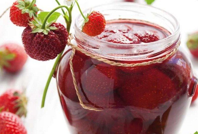 В сладком густом сиропе, рубиново-красная, с ароматом свежей клубники, светящаяся ягодка к ягодке: варю так много лет и другим советую :) 