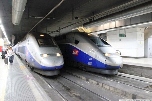 Скоростные поезда Париж – Барселона на вокзале Барселона-Сантс