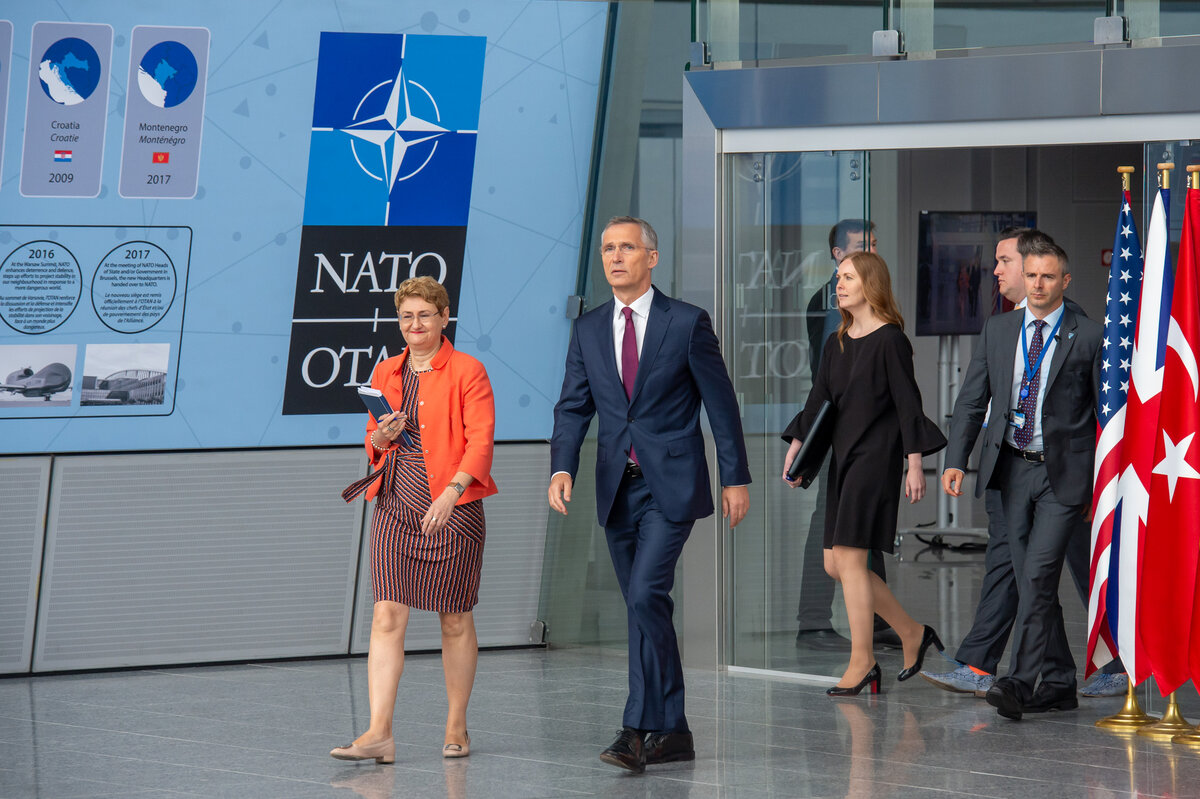 Столтенберг идет делать заявление. Фото с сайта НАТО https://www.nato.int/cps/en/natohq/photos_167146.htm