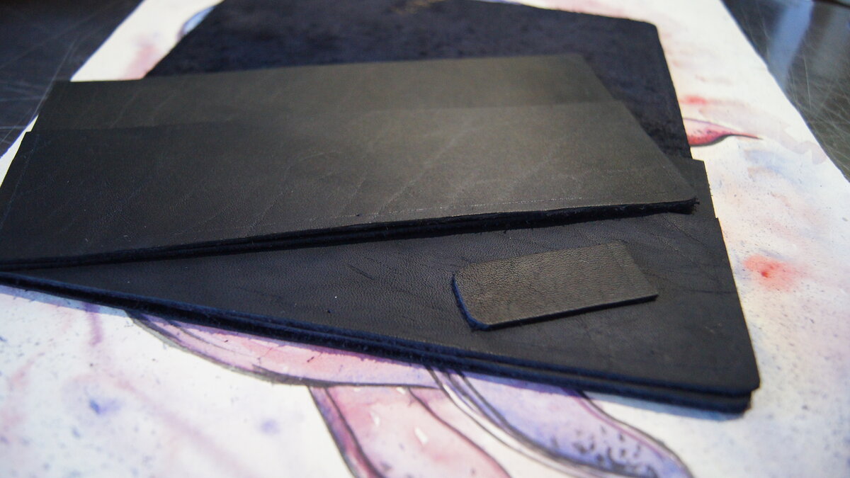 По выкройке вырезаются необходимые элементы будущего кошелька.