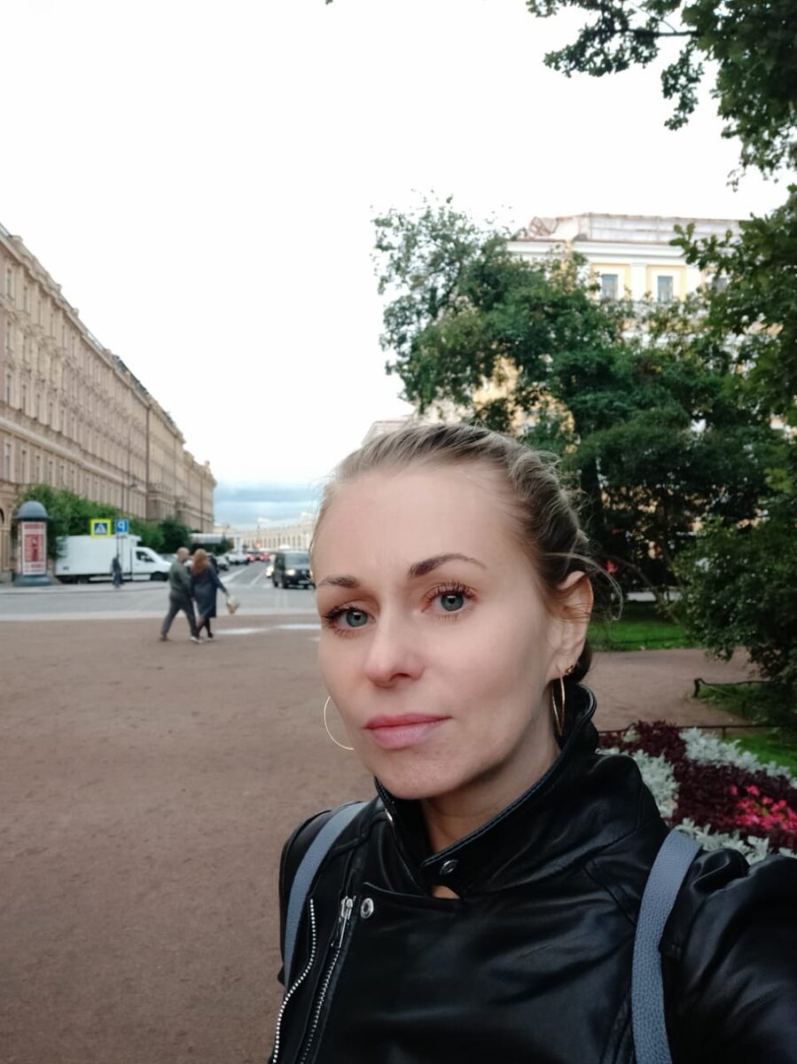 Погодка брррр) а так сразу и не скажешь) 