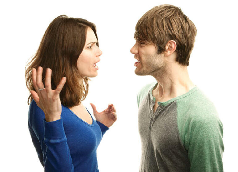 Беседа мужчины и женщины. Эмоциональный разговор. Ссора. Мужчина и девушка ссорятся. Люди ссорятся.