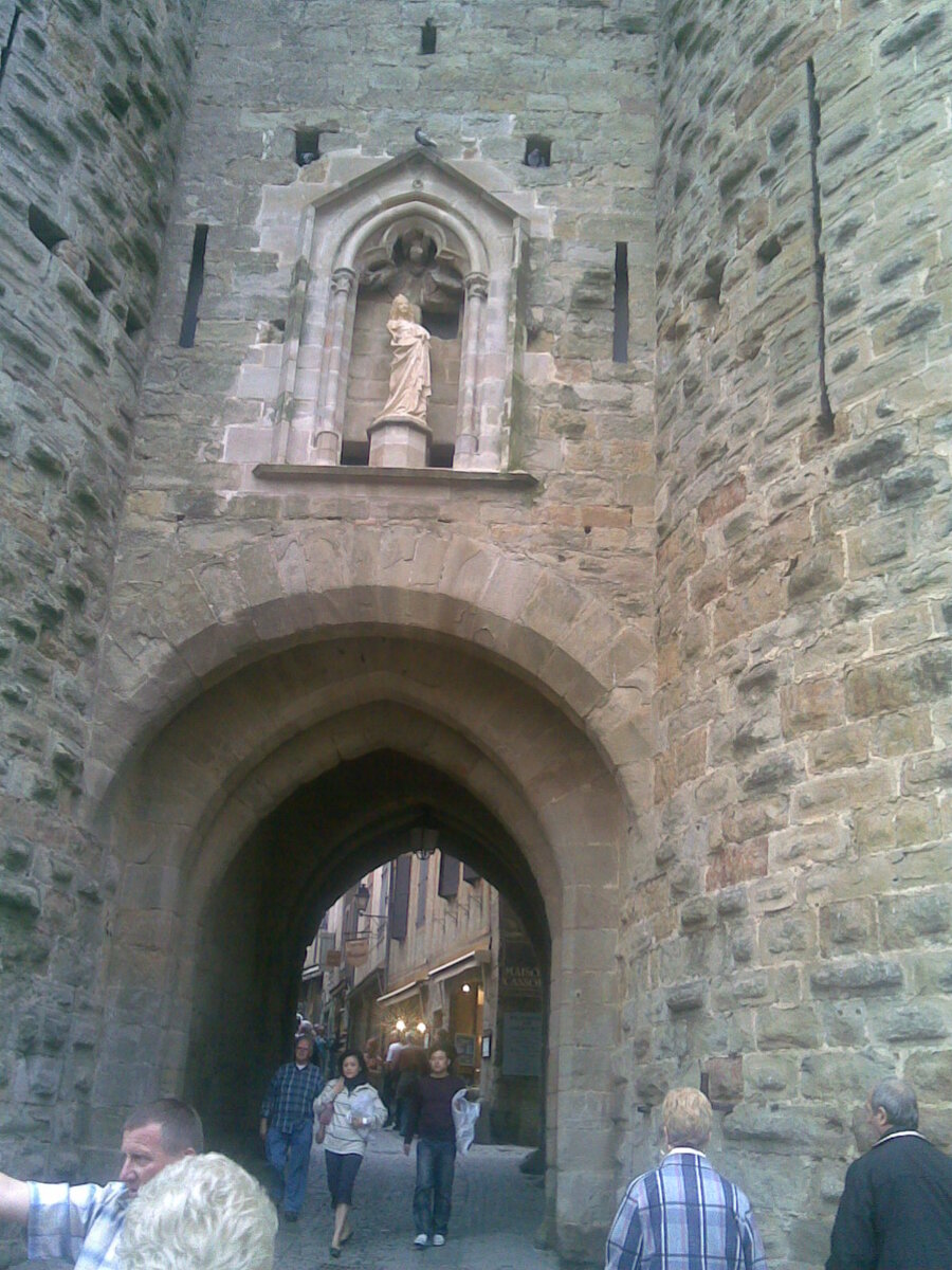 Главный вход. Статуя девы Марии (фото из личного архива автора - Старенко Антона).