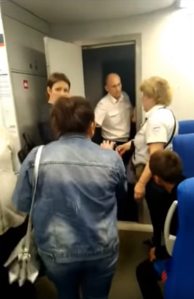 Видео: пассажиры накричали на машиниста подмосковной «Ласточки», который не остановился на станции