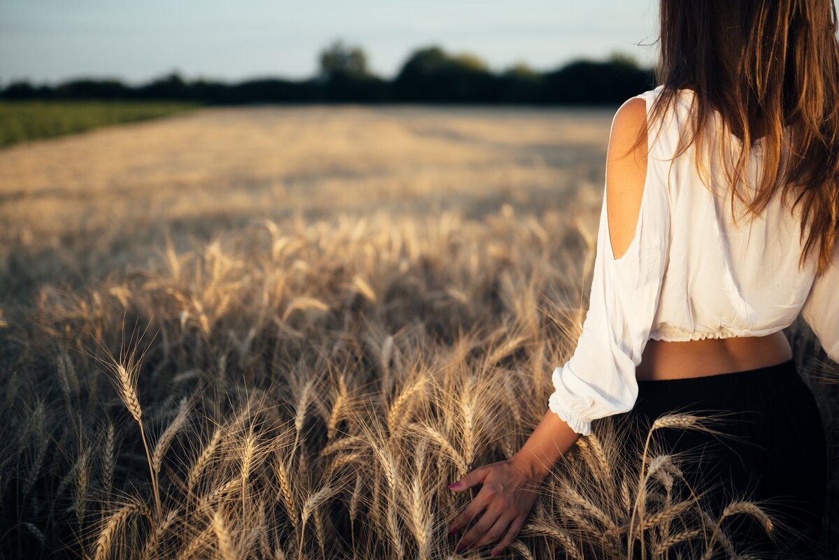 Девушка с темными волосами в поле