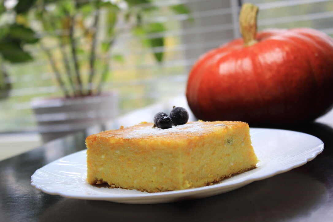 Запеканка получается сочной и нежной, мне напоминает чем то конфеты " Птичье молоко" 