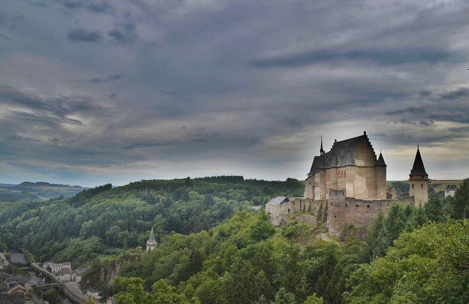 https://cdn.pixabay.com/photo/2016/03/09/15/23/castle-1246628_960_720.jpg