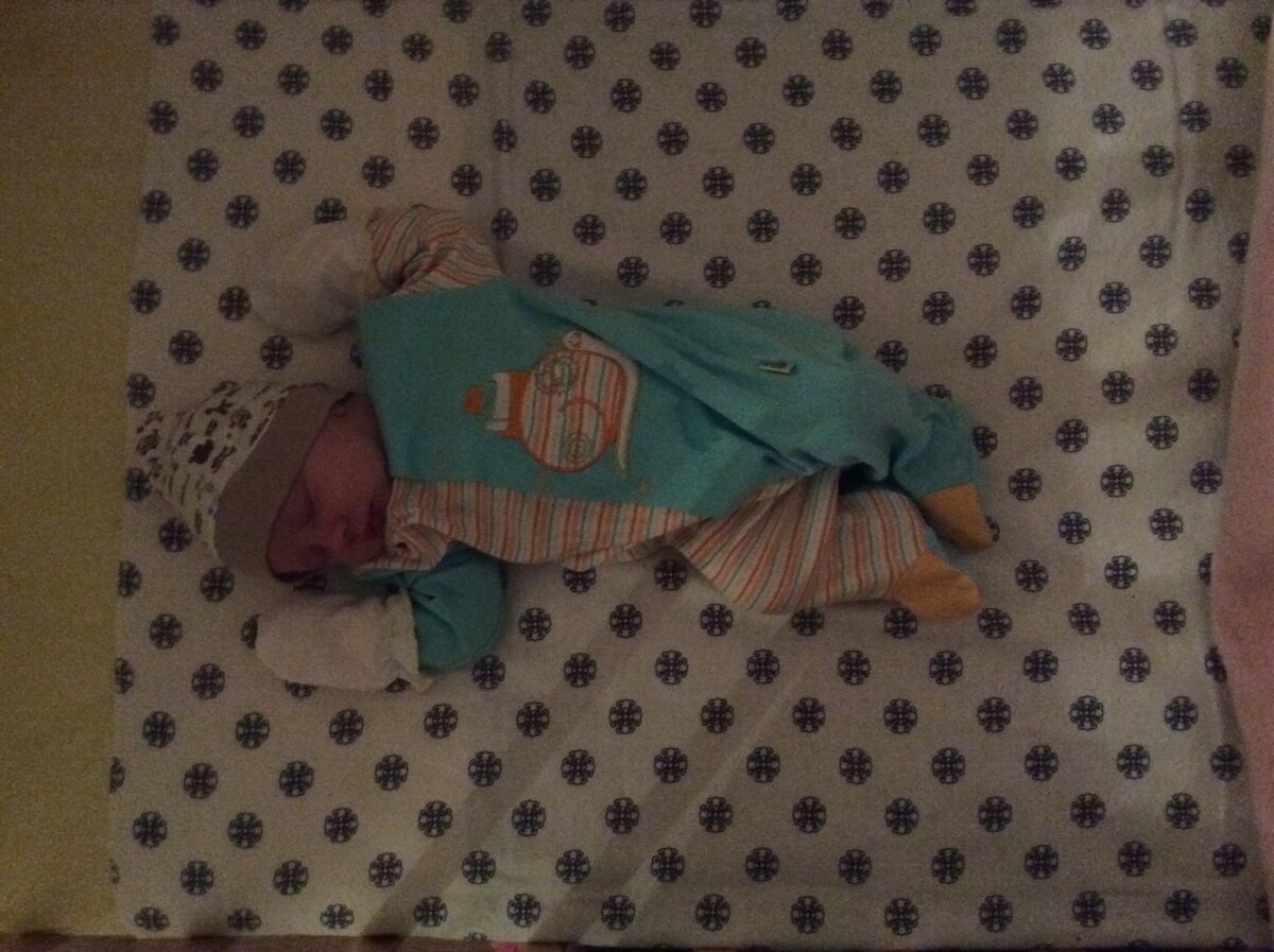 Любимый из двух любимых комбинезонов, которые в основном мы и носили первые 3 месяца.