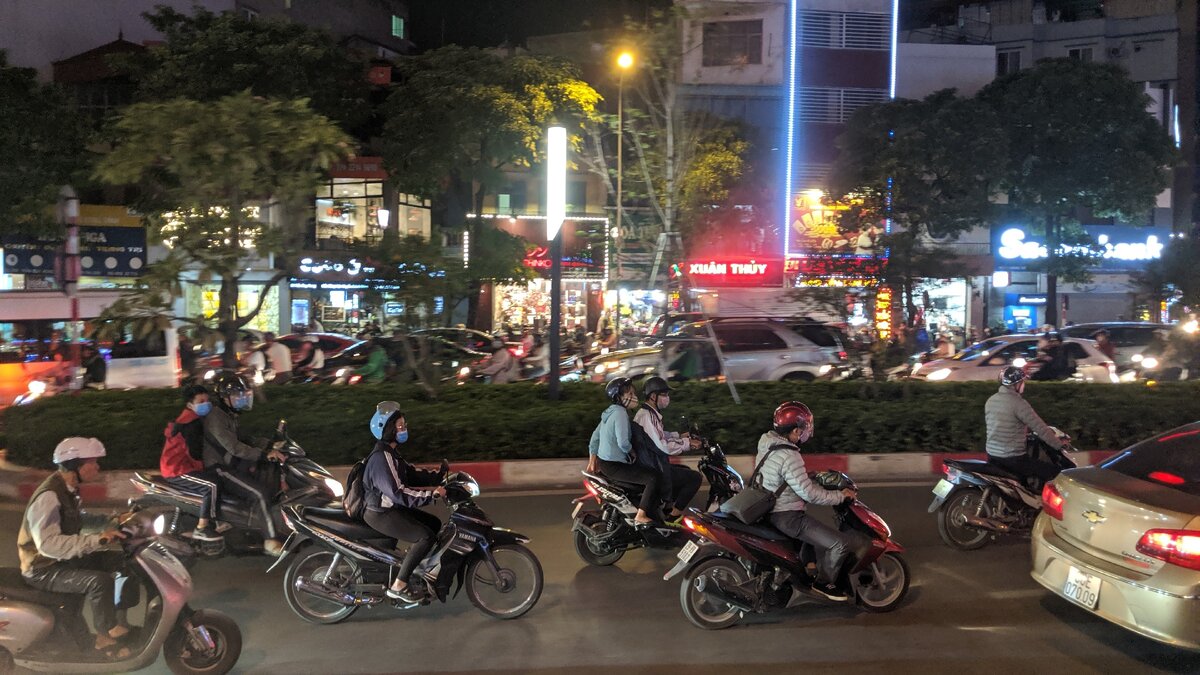 Пробки в Ханое. Стоят даже на мотороллерах