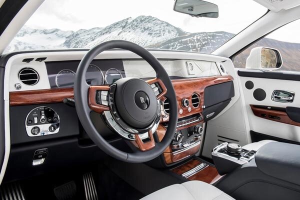 Очень красивый салон,который напичкан разными функциями и тд.