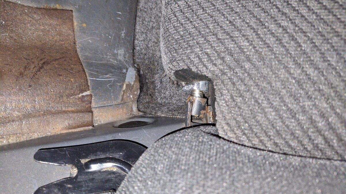 Остатки силуминовой ручки.