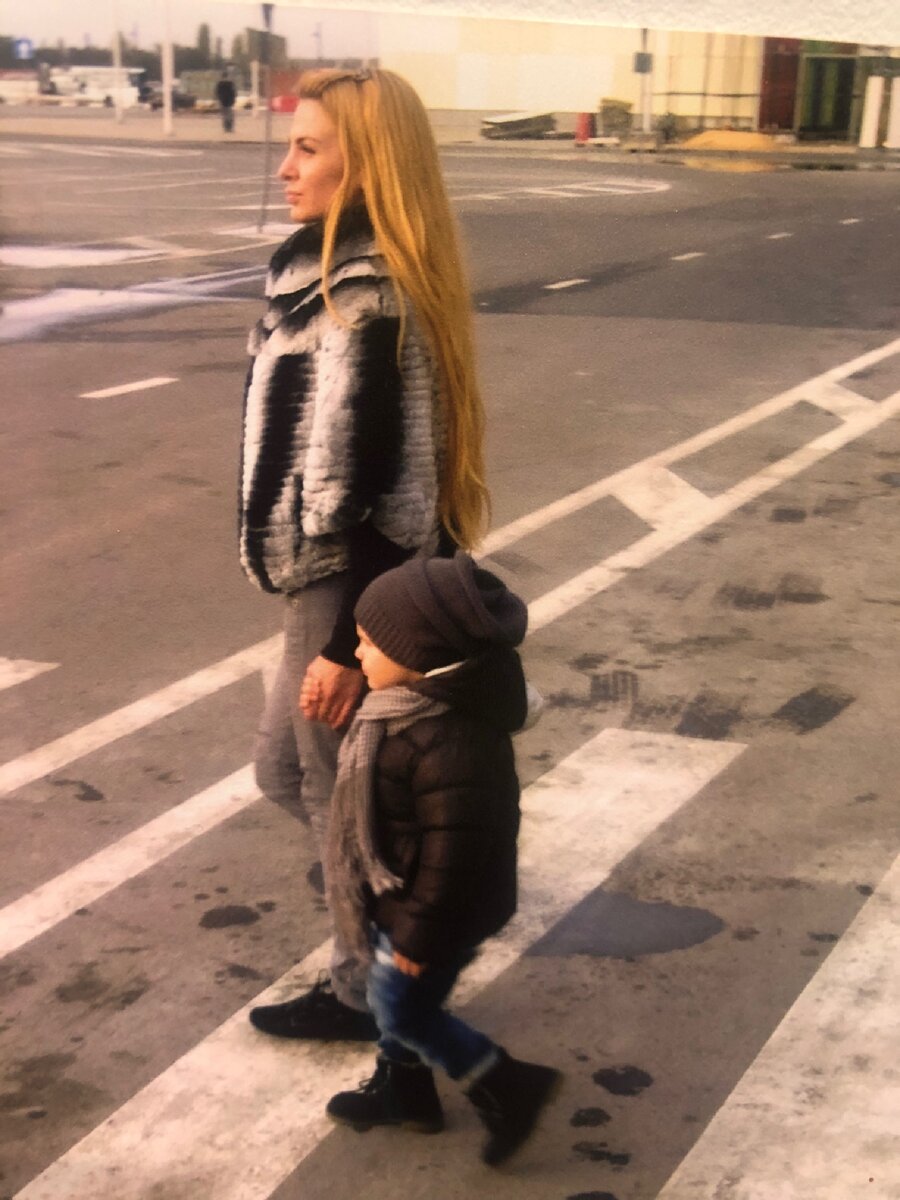 Здесь мне 32, а  Матвею 2,5. Это было само тяжёлое время в моей жизни. От того, что мне не удалось создать семью с отцом своего ребёнка у меня началась сильная депрессия. Но я боролась. Я жизнелюб и меня это качество вытянуло.