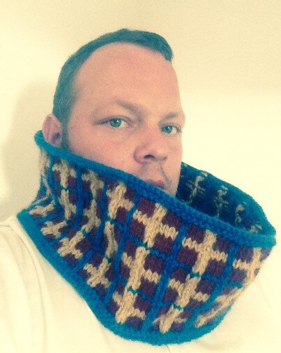 В собственноручно связанном шарфике