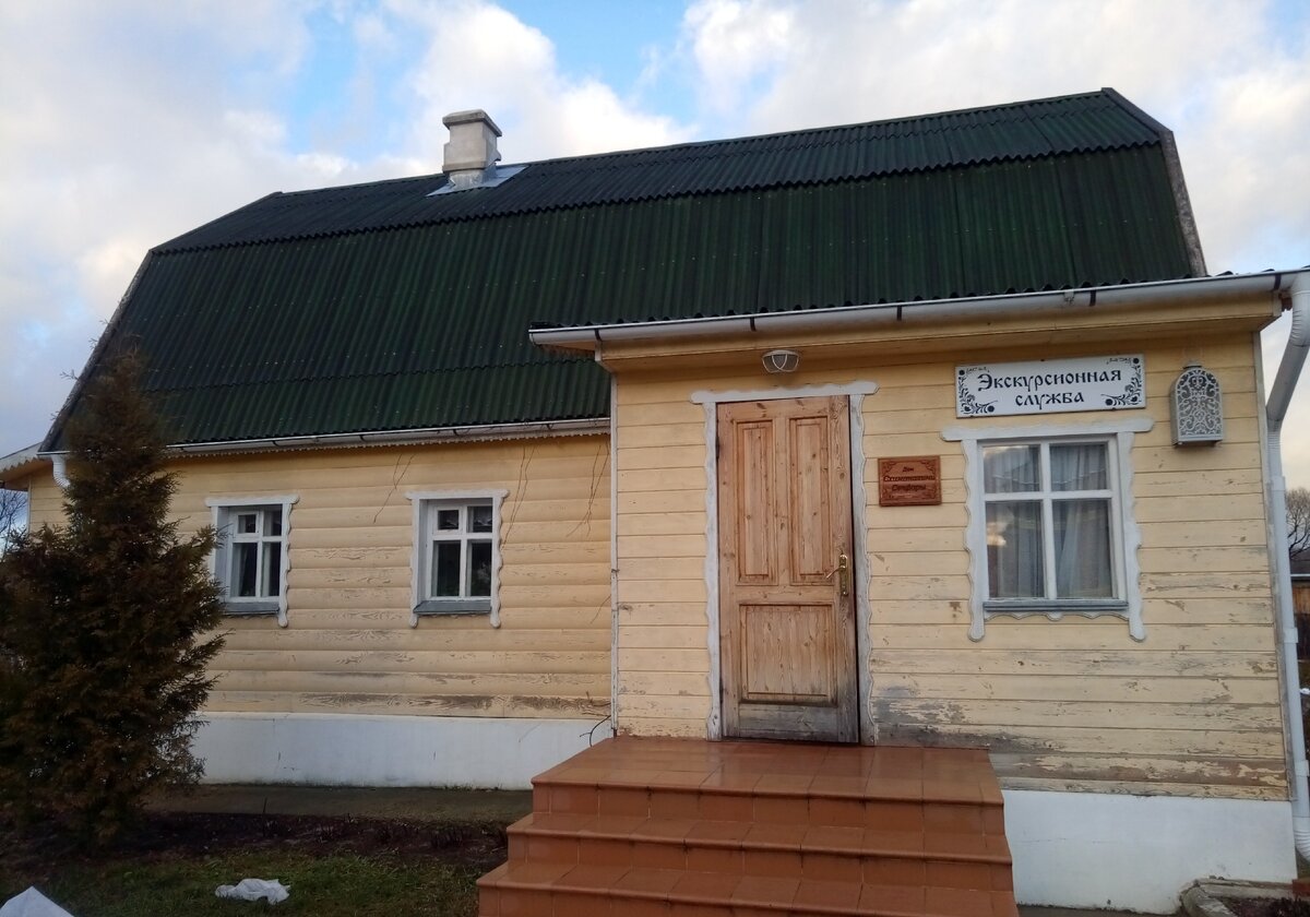 Два окна слева-келья матушки. Экскурсионную службу достроили позже
