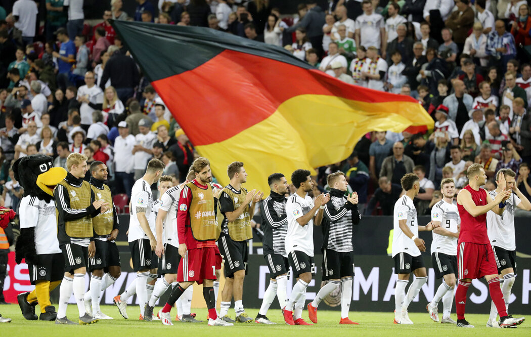 Футбол в Германии. Германия футбол сборная. Футбольная команда Германии. Немцы футбол. Германия первая игра