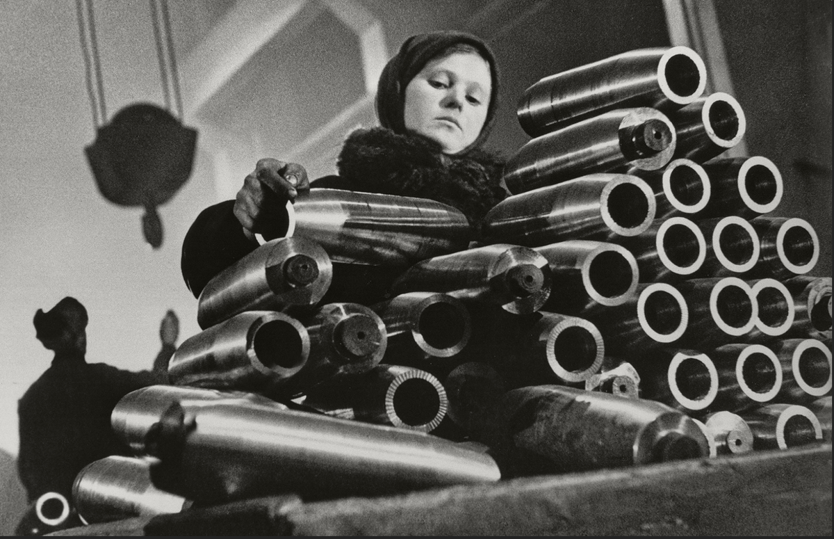 Ленинград, 1942 года. Девочка укладывает болванки снарядов на заводе