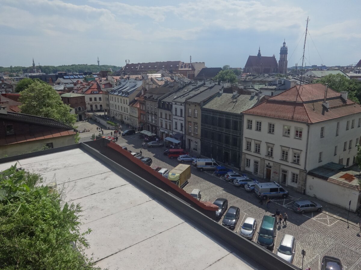 Вид на Широкую Улицу (сердце еврейского Казимежа) с террасы отеля Рубинштейн (Szeroka 12).