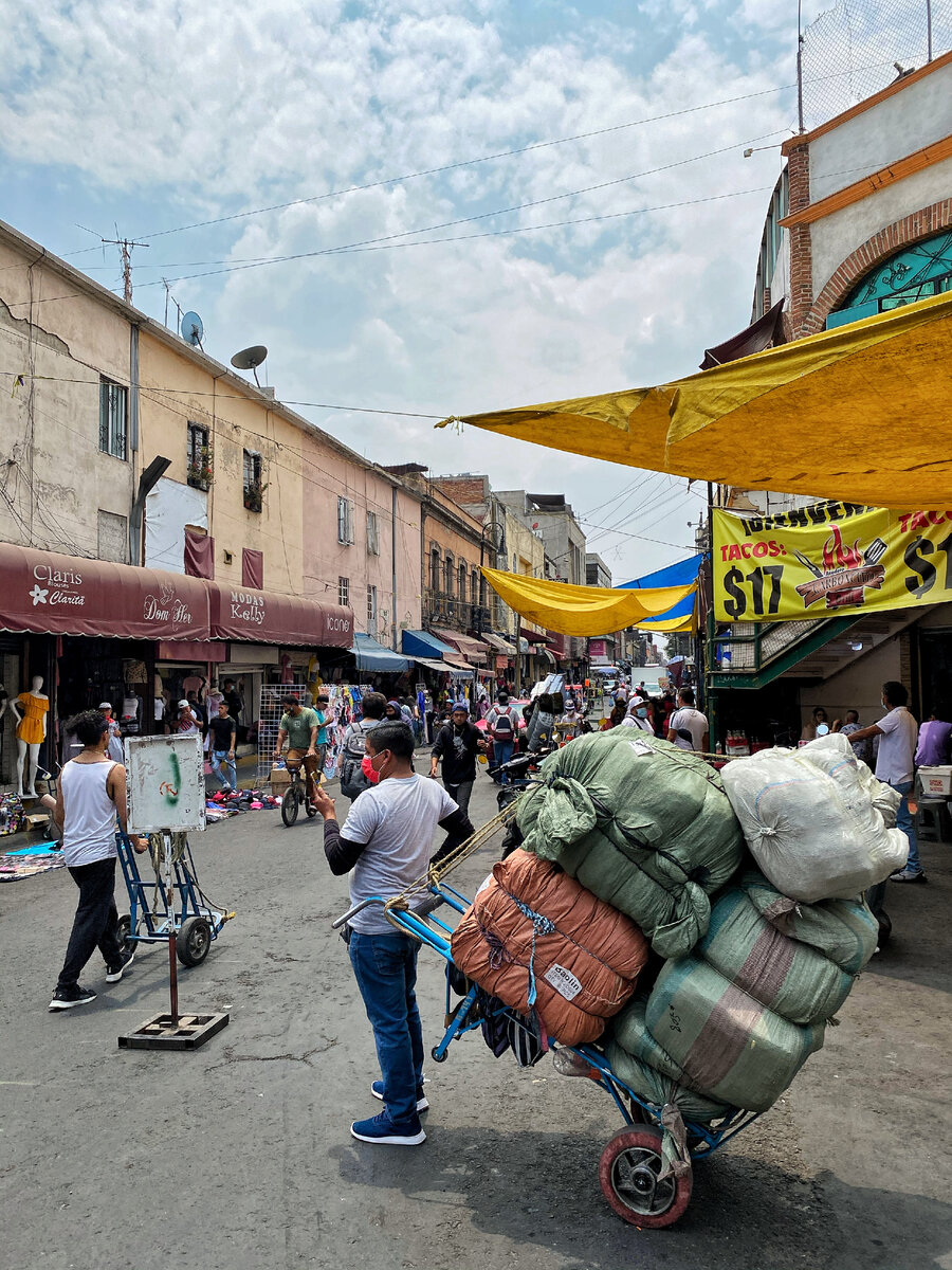 Вот на этом перекрестке к нам подошли местные ребята из картеля.