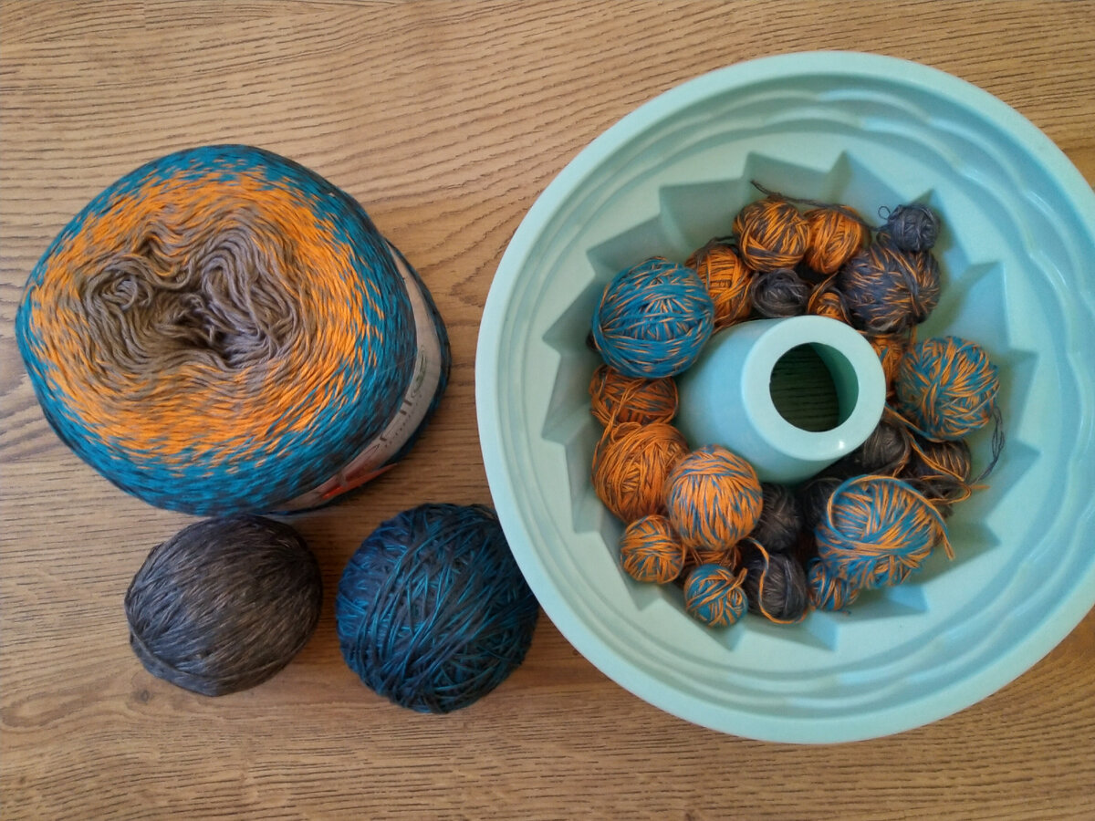 Мне нравится использовать эту форму для выпечки, чтобы надевать на неё такой моток, когда часть середины уже извязана.