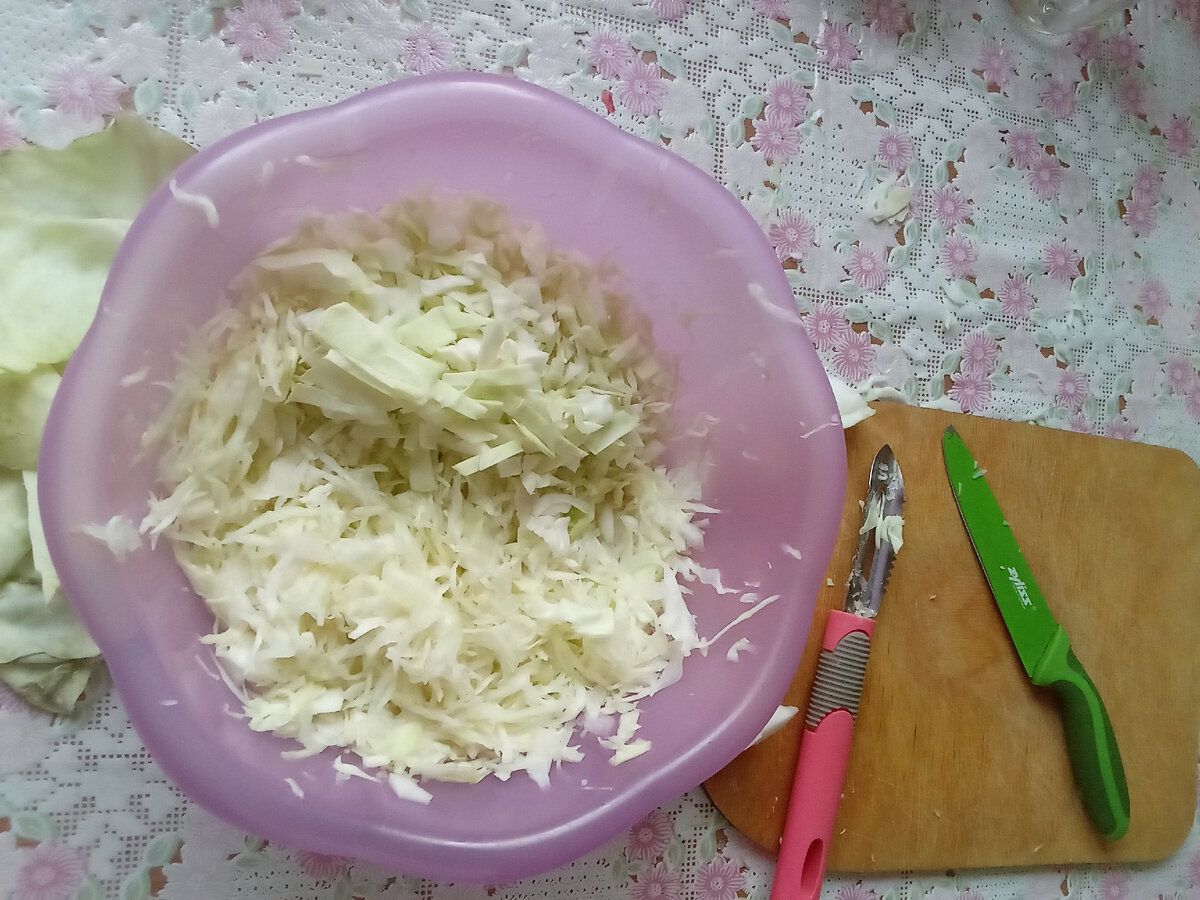 Капусту шинкую овощерезкой.