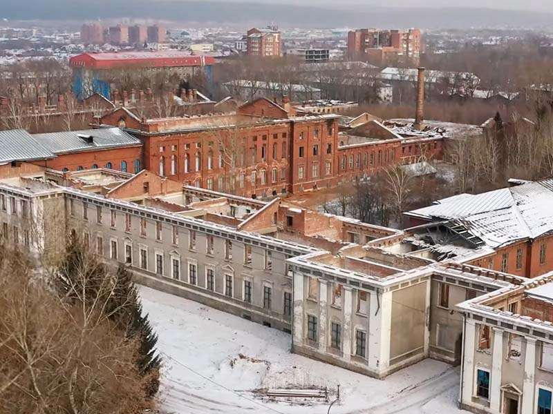 Заброшенные и сгоревшие корпуса ИВВАИУ. Фото с сайта irksib.ru