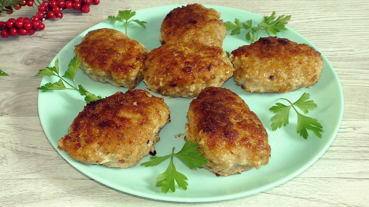 Что добавить в котлеты чтобы были мягкие. Вкусные котлеты на новый год. котлеты по новогоднему. котлета 120 грамм. котлеты нежные жарушки.