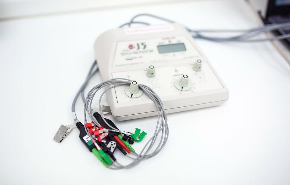 
Медицина не стоит на месте, и современная стоматология - это не только пломбы и удаления зубов. Это тотальные реабилитации зубов, направленные  улучшение качества жизни. 

Одним из таких прорывов в стоматологии сейчас считают ТЕНС(МИСТ) терапию. По статистике около 90% населения имеют неправильный прикус, а более 65 % людей страдают от постоянных головных болей, не осознавая взаимосвязи ощущений с некорректным положение зубов.

«МИСТ ТЕНС» – уникальный прибор последнего поколения, применяемый для лечения дисфункций височно-нижнечелюстного сустава и проблем окклюзии.
Перед объёмной работой   на этапе диагностики пациенту подключается аппарат ТЕНС. Он включает в себя систему электродов, которые воздействуют на жевательные мышцы микроимпульсами в области выхода тройничного нерва. Тем самым мы добиваемся наиболее комфортного положения мышц ВНЧС.

