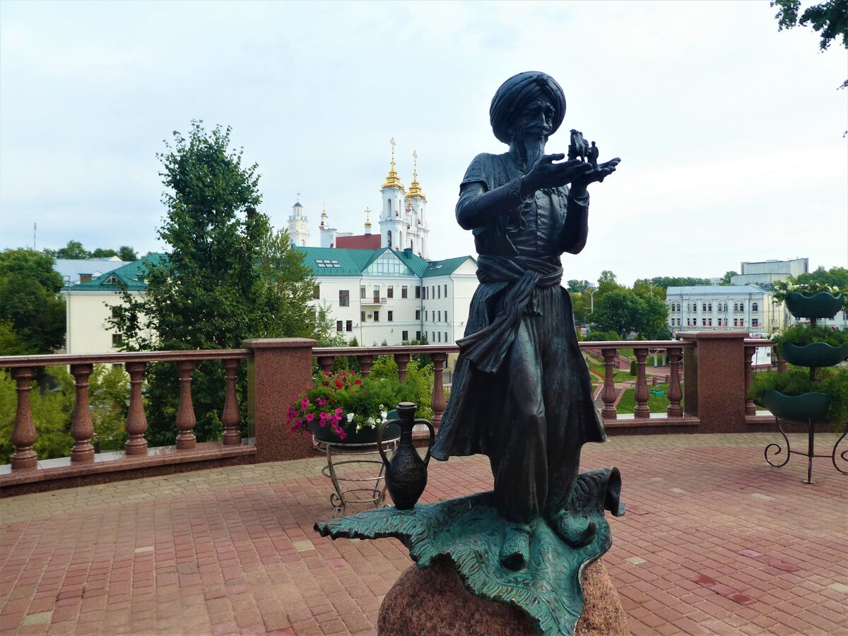 Витебск  - родина Лазаря Лагина, поэтому напротив детского театра установлен памятник его персонажу. 